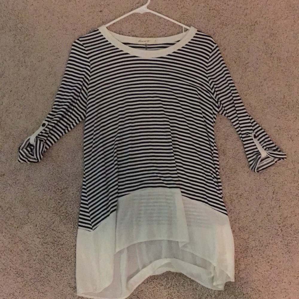 Small 3 quarter sleeve shirt with lines