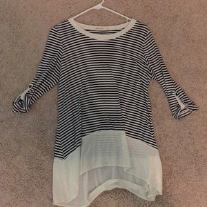 Small 3 quarter sleeve shirt with lines