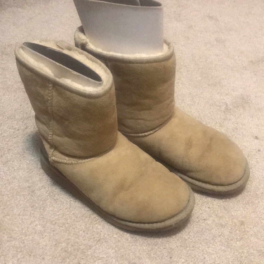 Cream short UGGS!