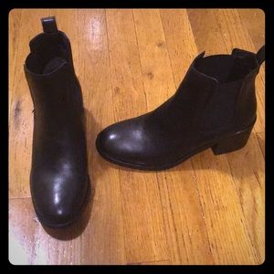 Steve Madden Boots size 7 but meant for 6, black