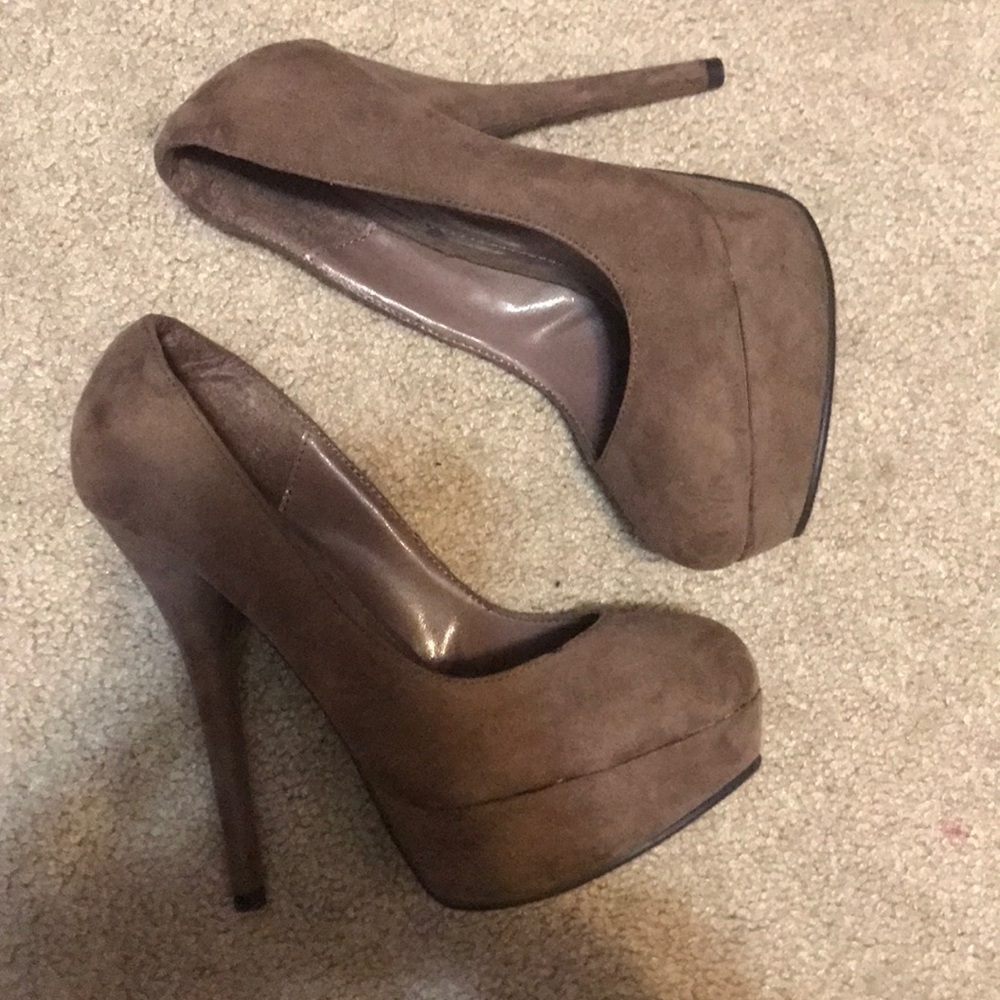 Light brown pumps!