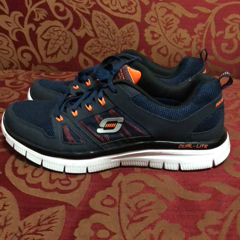 * NEW WITHOUT TAGS! Skechers