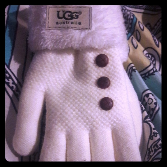 UGG Accessories - Cream cute gloves