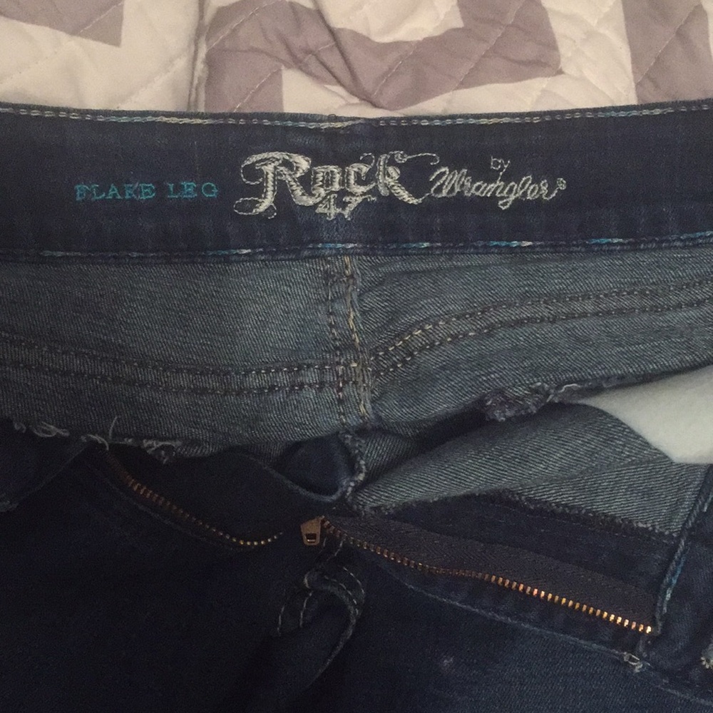 Blue jeans that are boot cut