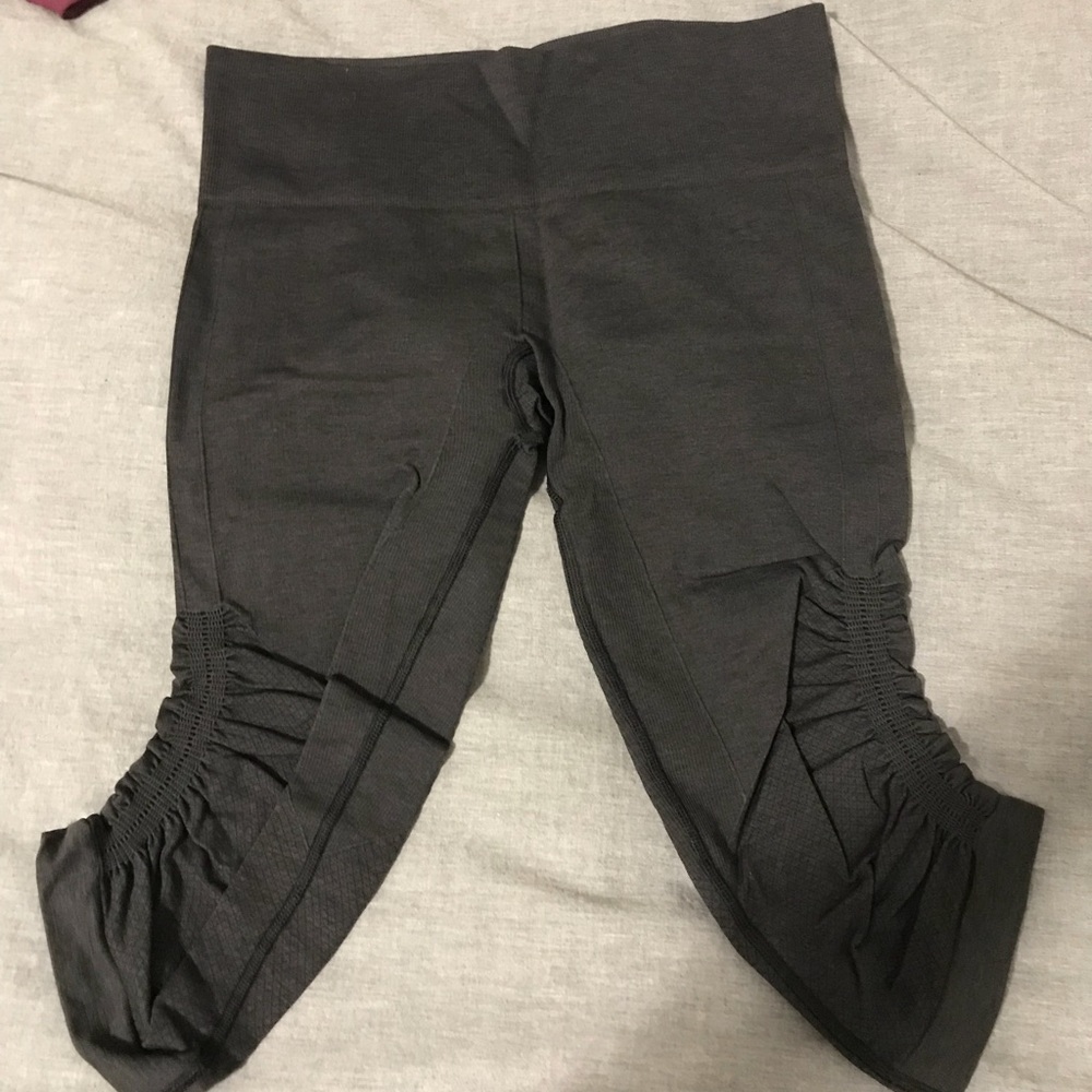 Lululemon cropped dark grey/black leggings!