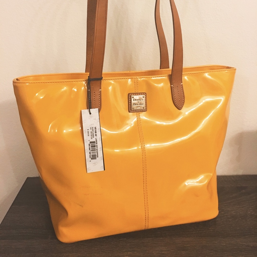 🌻BNWT Dooney & Bourke Yellow Tote w/marks🌻