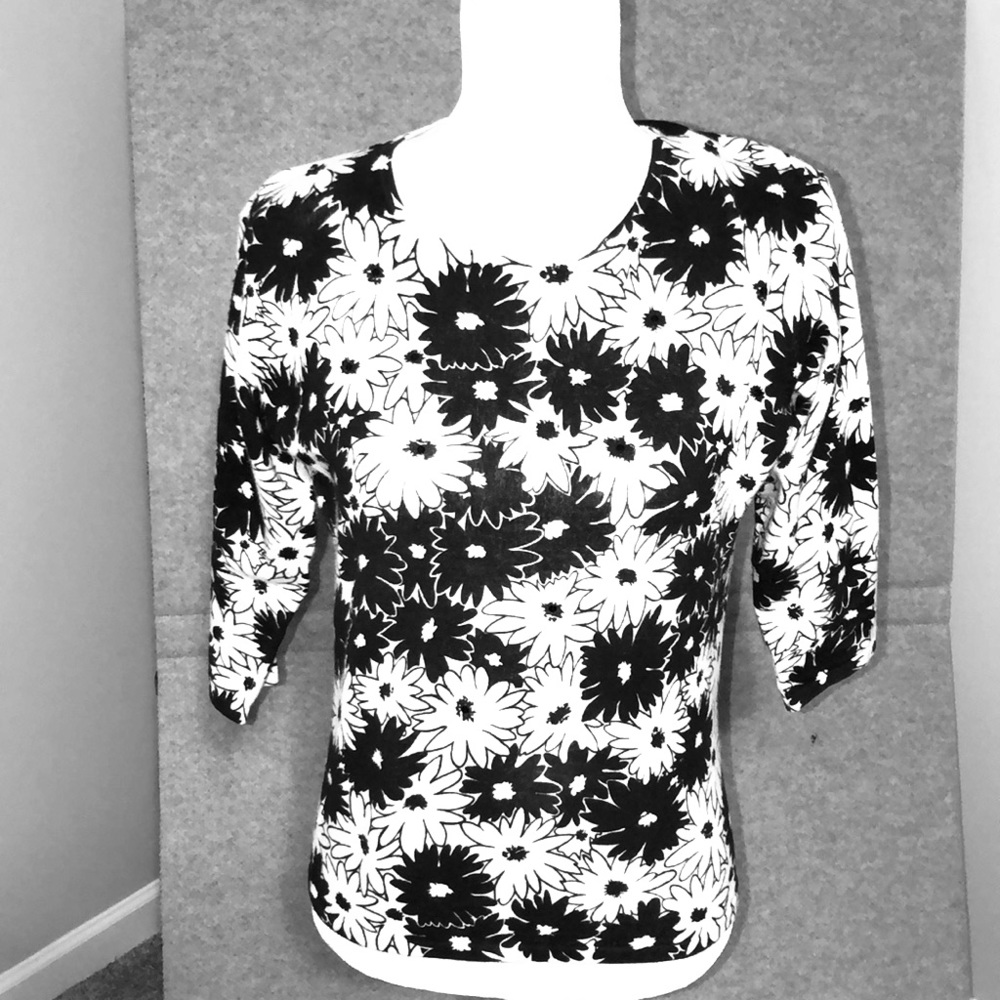 Fun Daisy Black and White Soft Susan Bristol Top