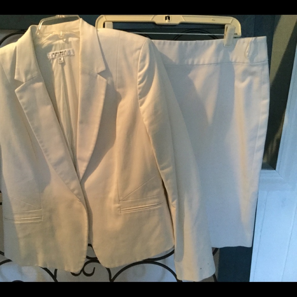SHARP WHITE SKIRT SUIT