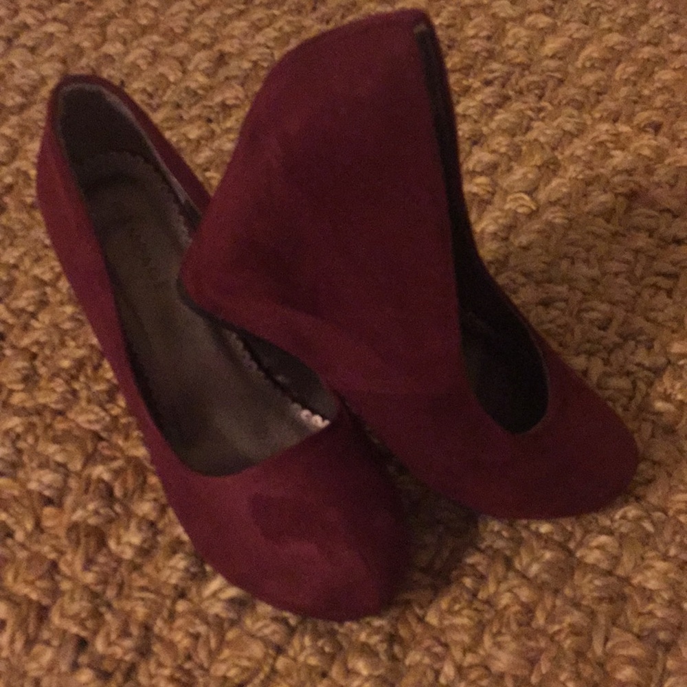Suede burgundy wedge