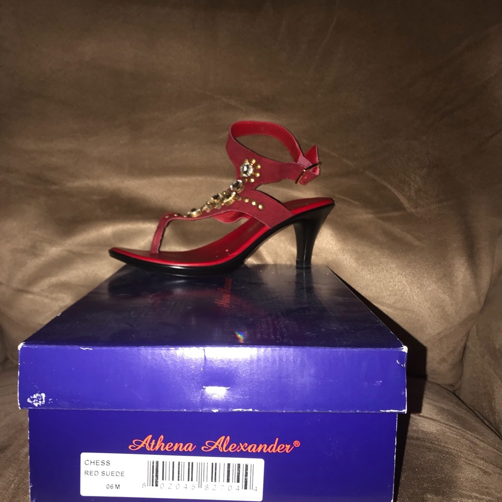 Athena Alexander Sz 6 Red suede kitten heels