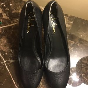 Cole Han size 61/2B Black leather heels.