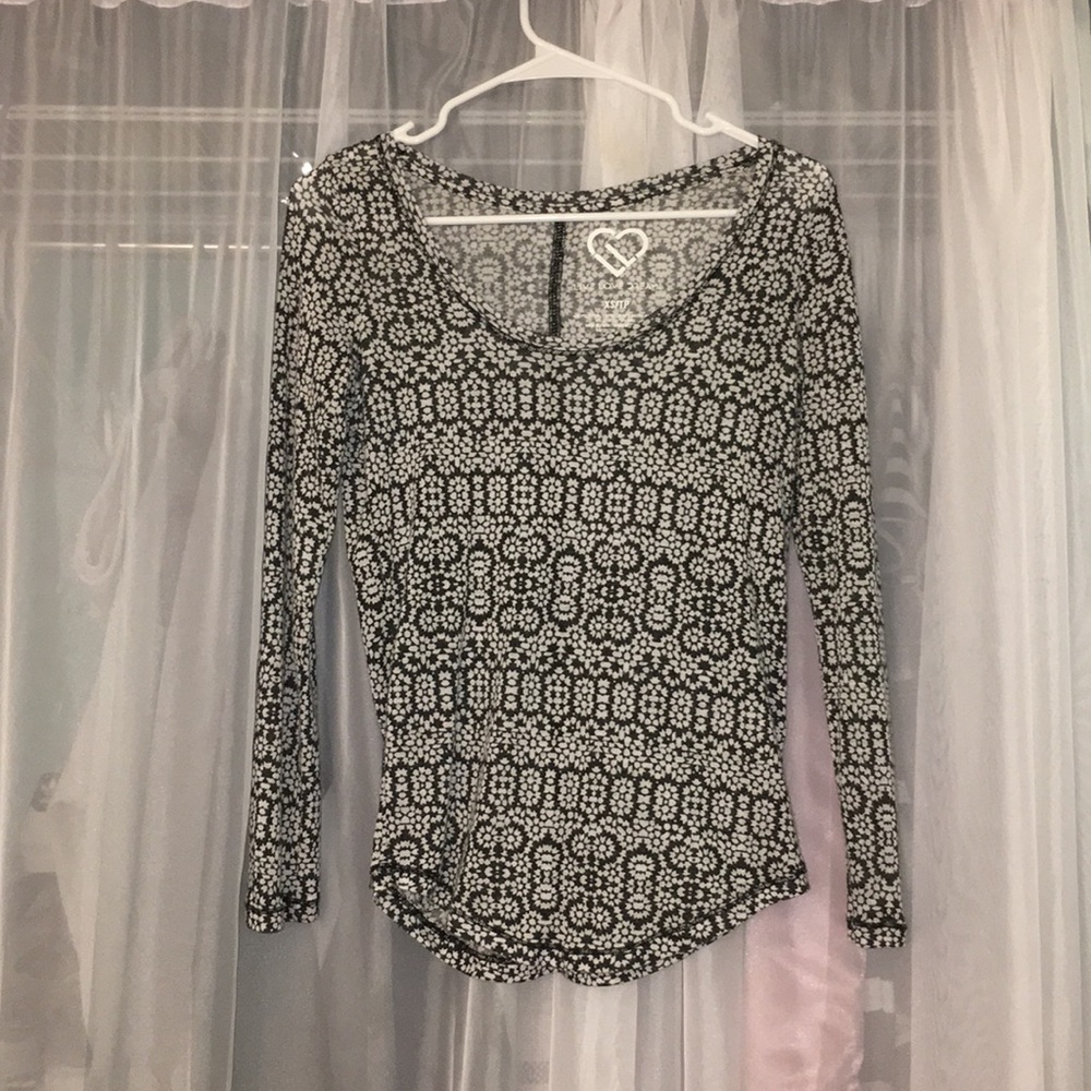 Black and white pattern long sleeve