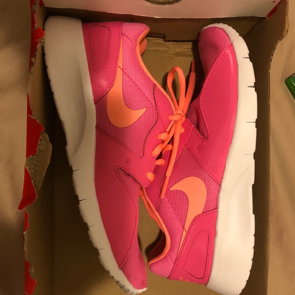 Brand new NIKE size 7 bright pink running shoes