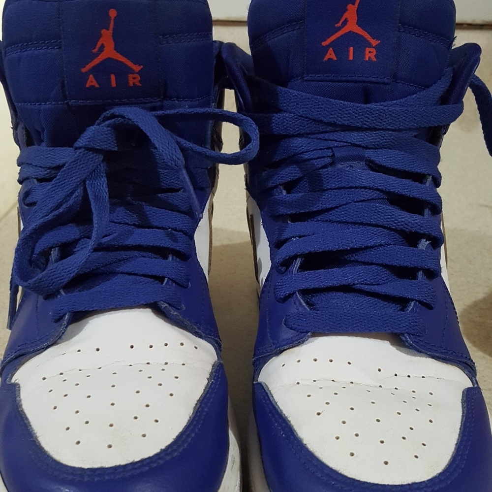 Basketball shoes