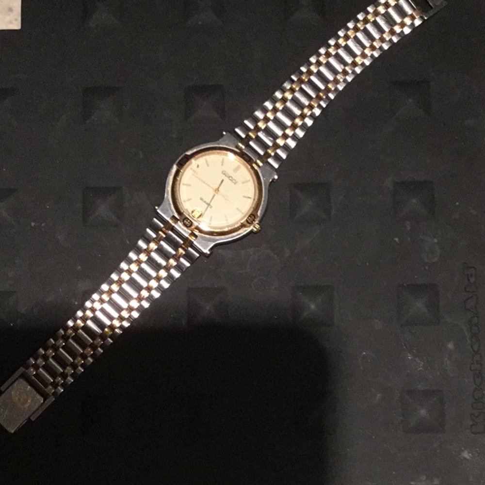 Gucci watch quartz powered