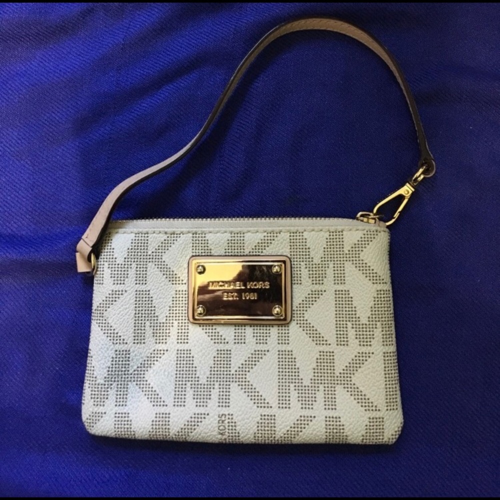 Authentic Michael Kors Vanilla Jet Set Wristlet ✨