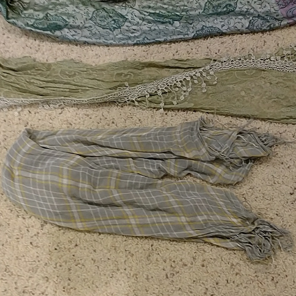 Assorted scarves - Picture 2 of 4