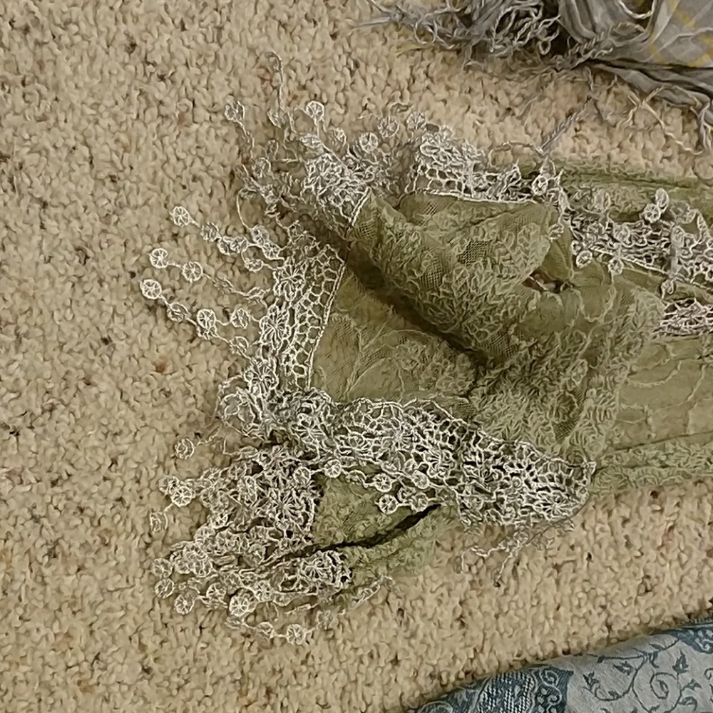 Assorted scarves - Picture 3 of 4