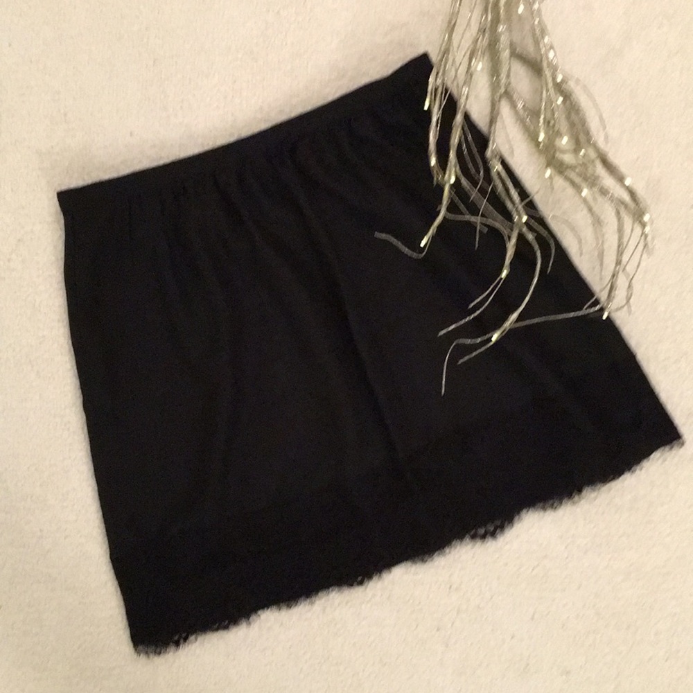 🖤Forever 21🖤EUC lace bottom lined skirt