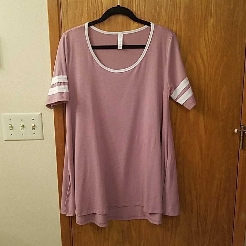 LuLaRoe M Perfect T - stretchy, fits like a Large