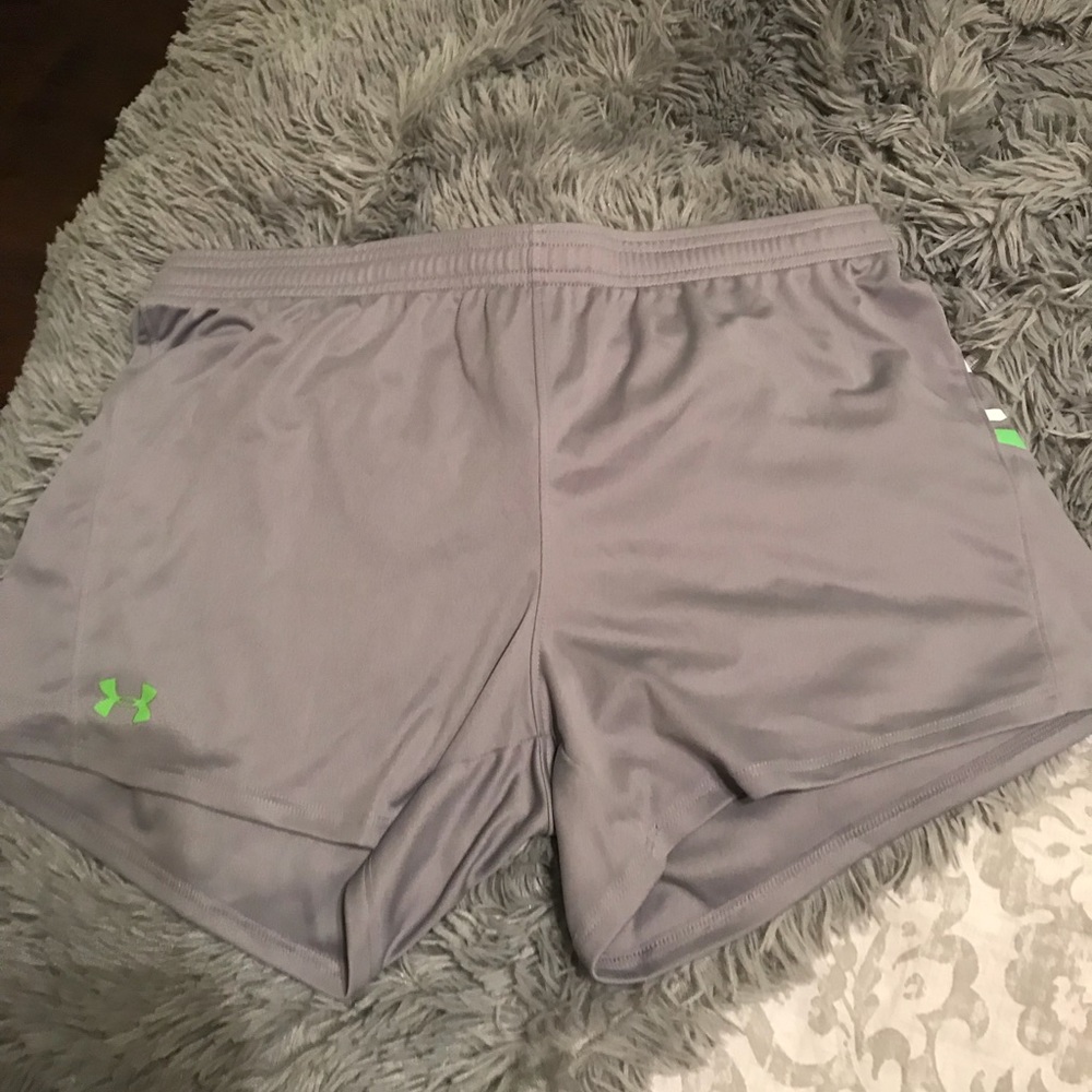 Under Armour running shorts 💚