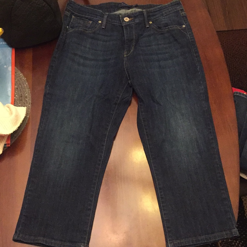CAPRI LEVIS