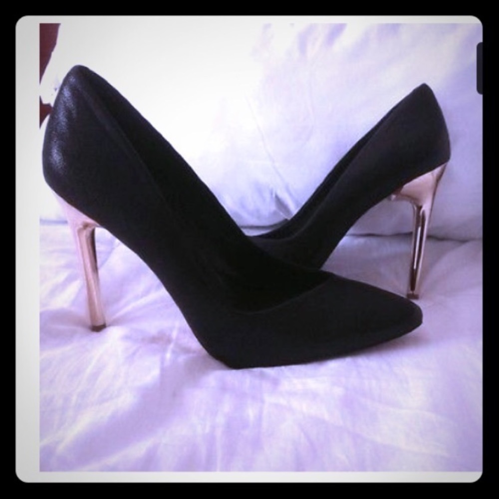 BCBGMaxazria Black Leather Pumps.