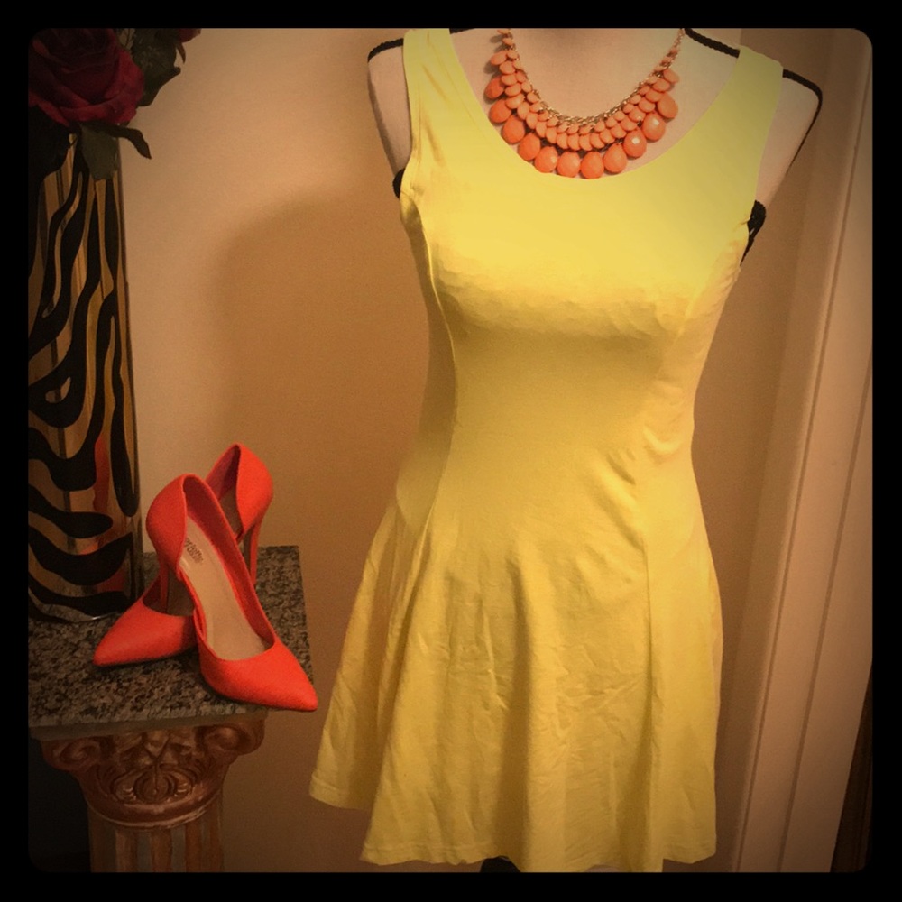 Yellow minidress. 2️⃣0️⃣➖