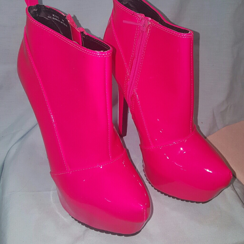 Dollhouse fluorescent pink ankle boot size 8