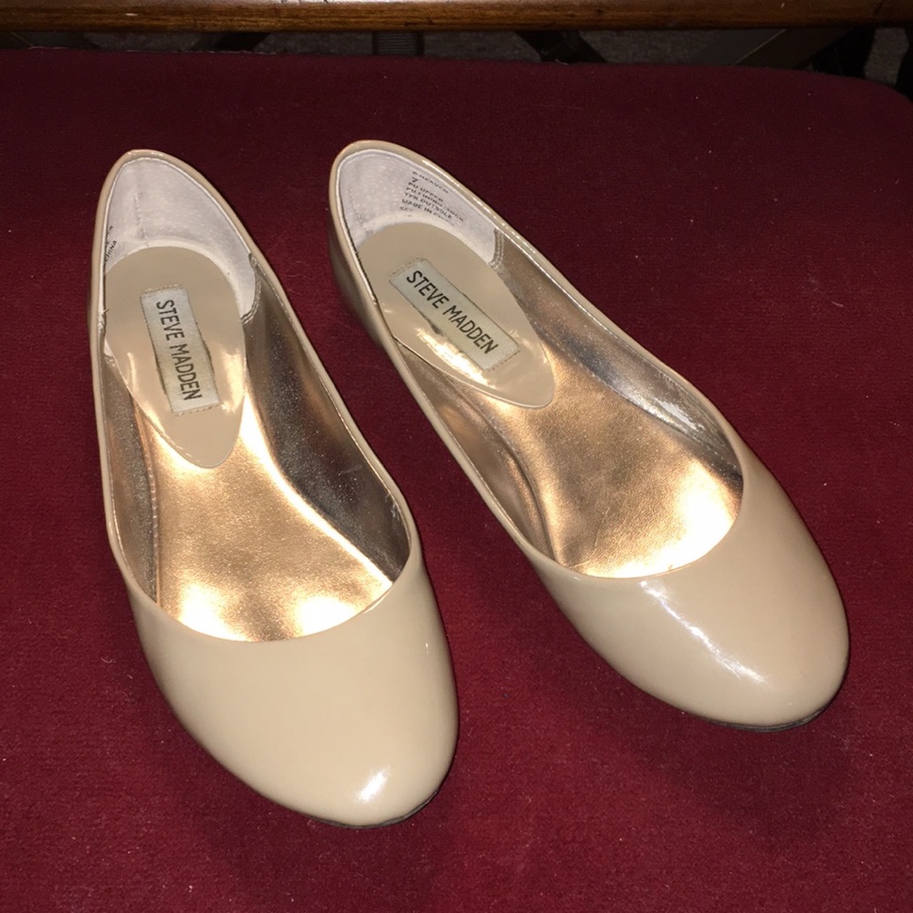 Steve Madden nude patent leather flats
