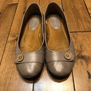 Brownish/beige flats