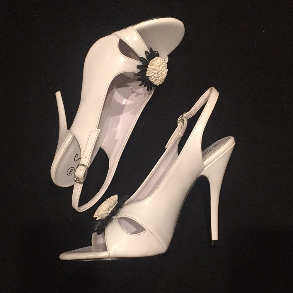 ⭐️ NWOT - White heels ⭐️