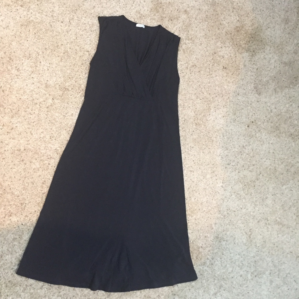 black sleeveless knit dress