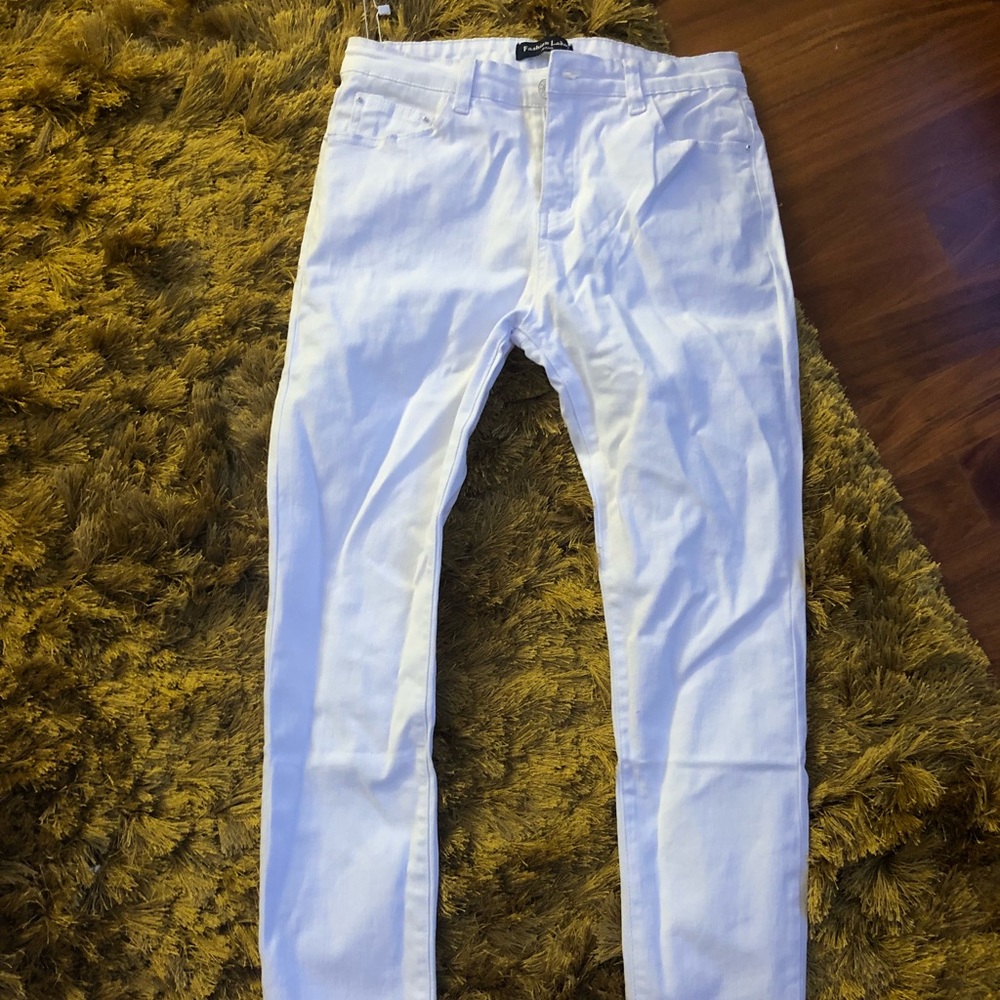 White denim pants
