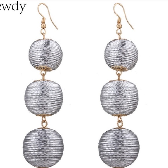 🎁 "My Shyness" Earrings - Picture 2 of 5