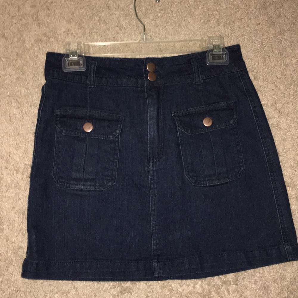 Denim skirt with cargo pockets in front