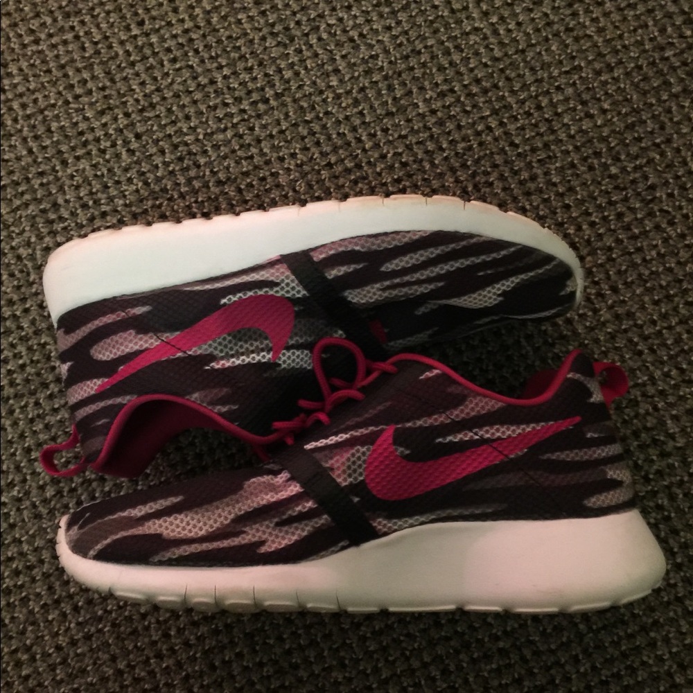 NIKE ROSHES SIZE 6.5 Y (8.5 women)