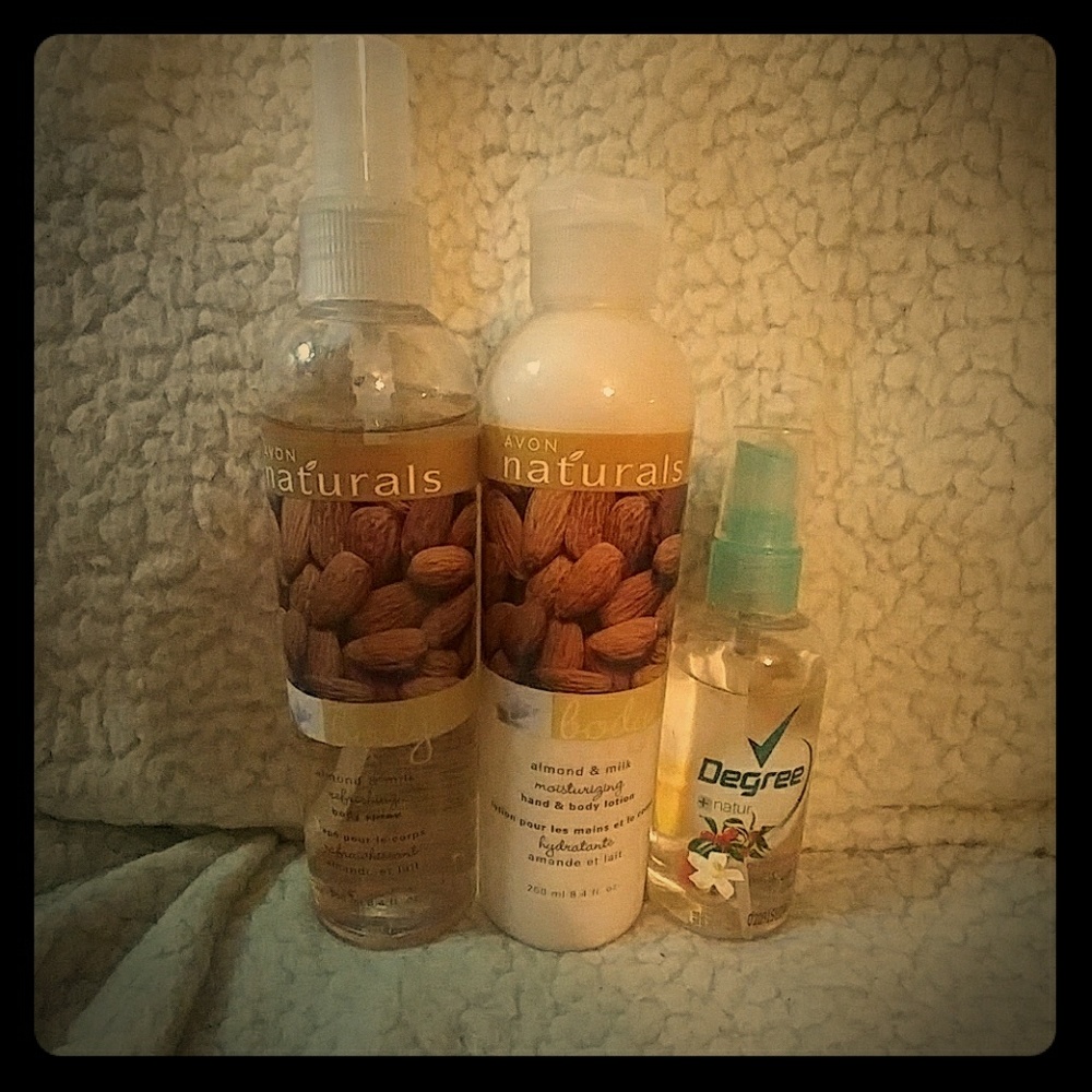 Hold Avon Naturals Almond & Milk lotion🎁