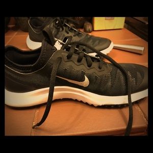 Women’s Nike size 6 brand new never worn :)