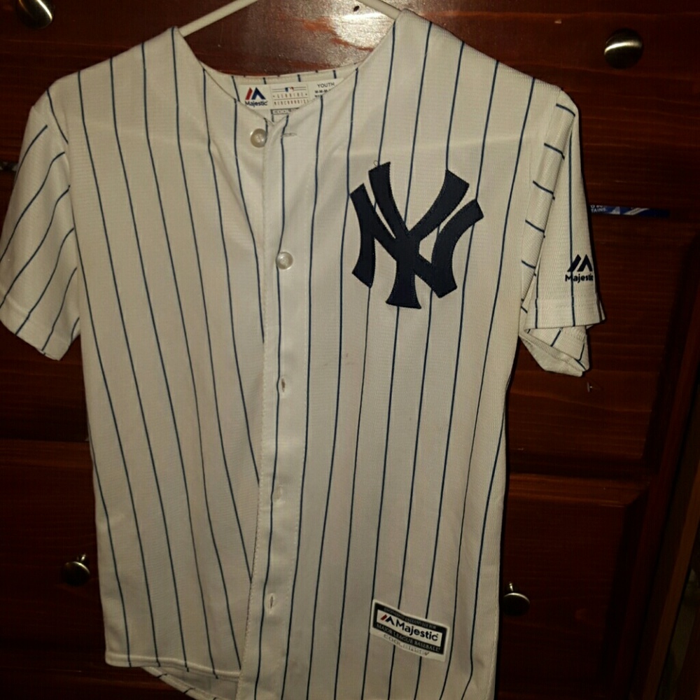 Selling this nice youth majestic Yankees jersey.