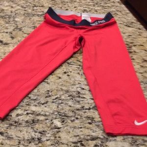 EUC Nike coral capris size medium