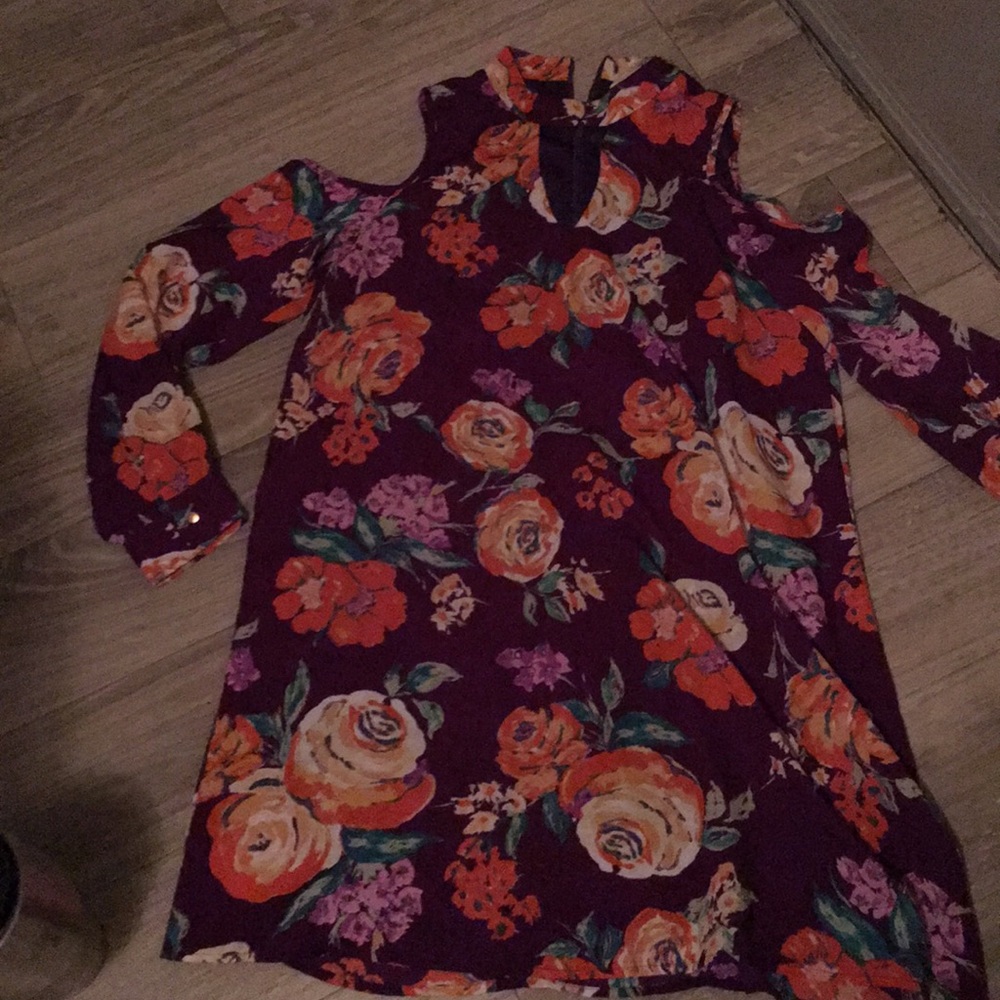 Holiday Everly medium cold shoulder front keyhole