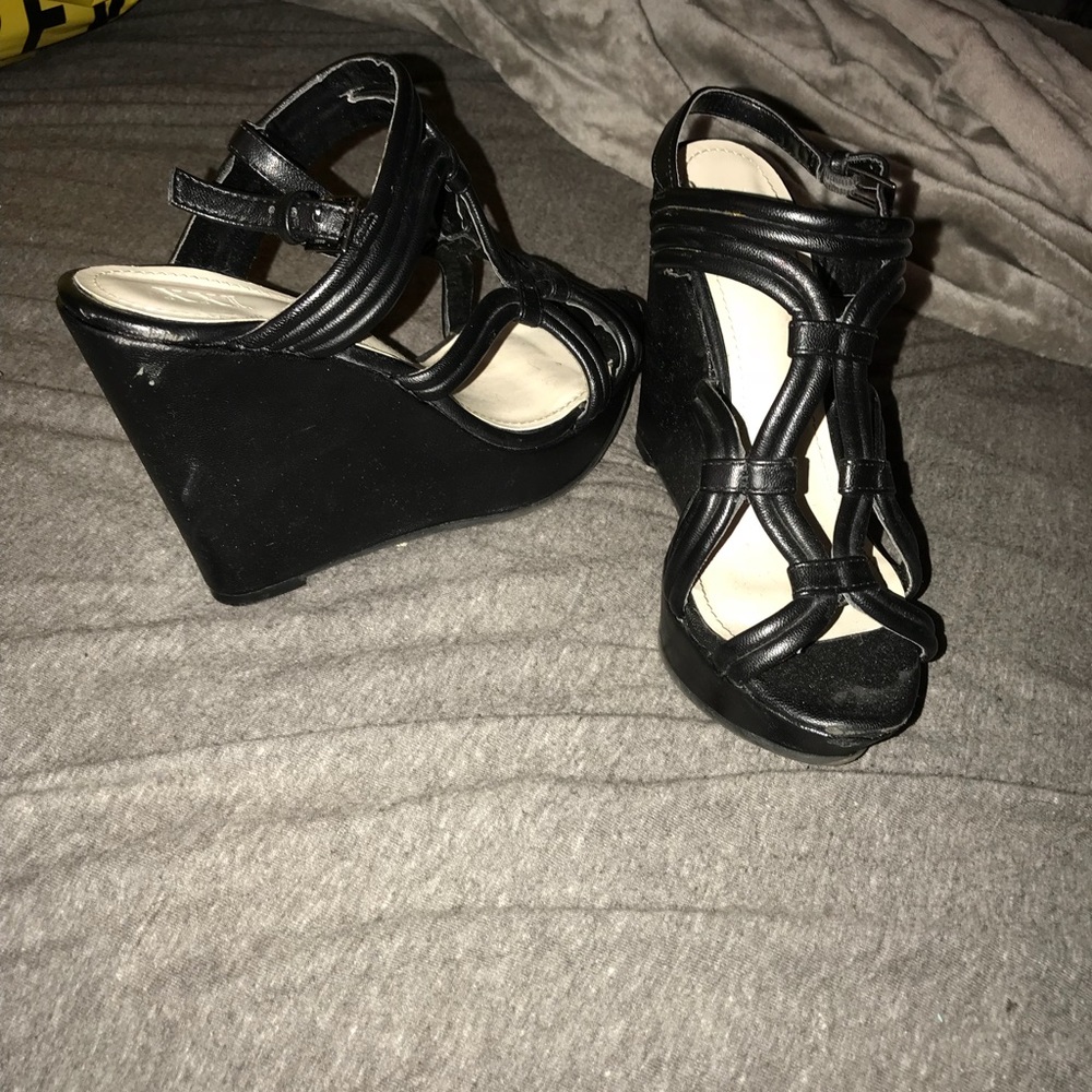 Black wedges