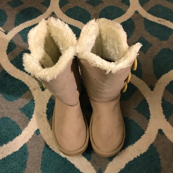 Women’s Uggs - Picture 2 of 5