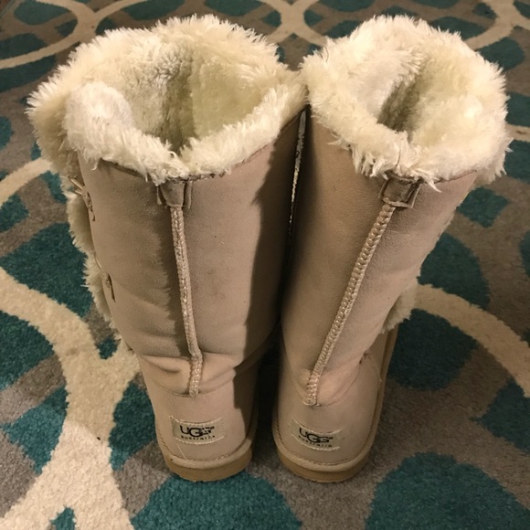 Women’s Uggs - Picture 3 of 5