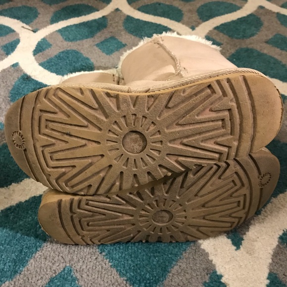 Women’s Uggs - Picture 4 of 5