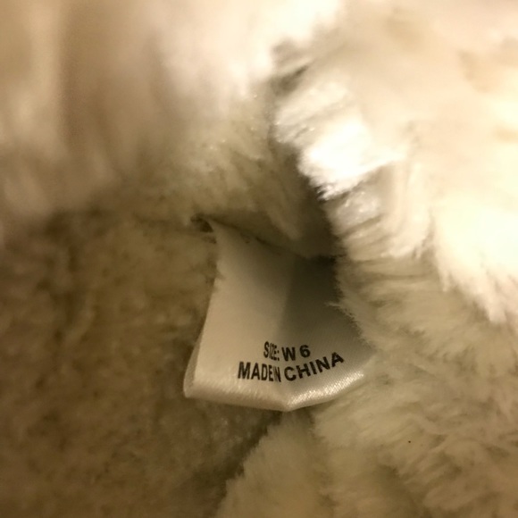 Women’s Uggs - Picture 5 of 5