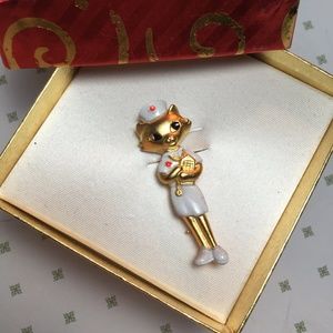 Nurse kitty pin / Great gift for nurses!