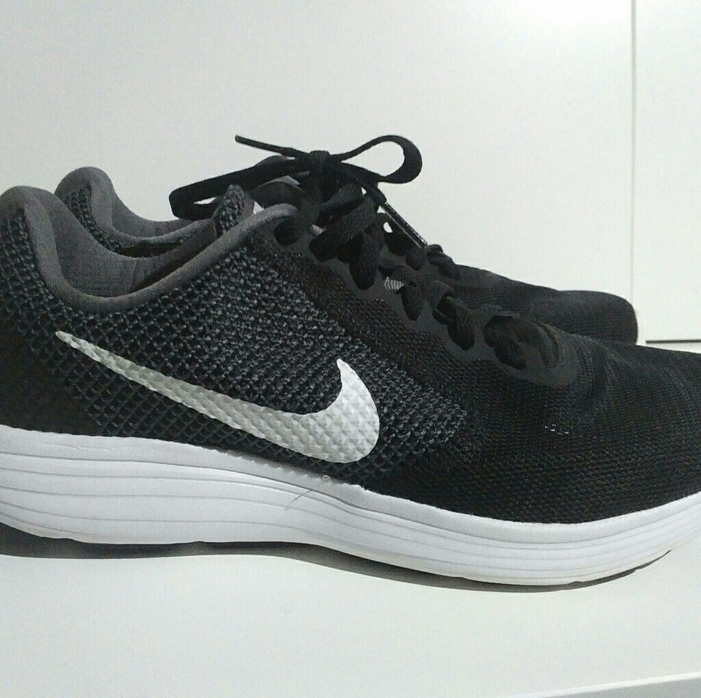 Nike Revolution 3s