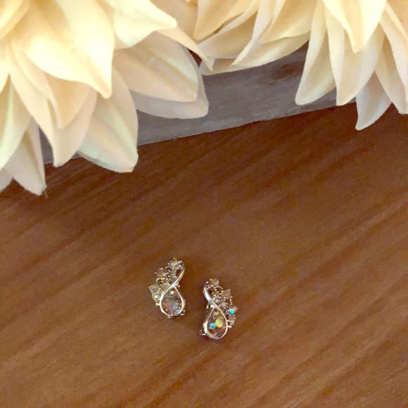 Vintage Clip On Earrings - Picture 2 of 6